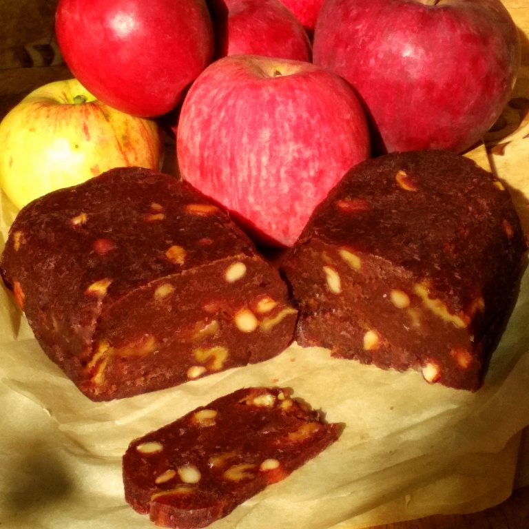 Сыр из яблок. Яблочный сыр с грецким орехом. Яблочный сыр с корицей и курагой, 120г. Яблочный сыр с грецким орехом. Литовский яблочный сыр.