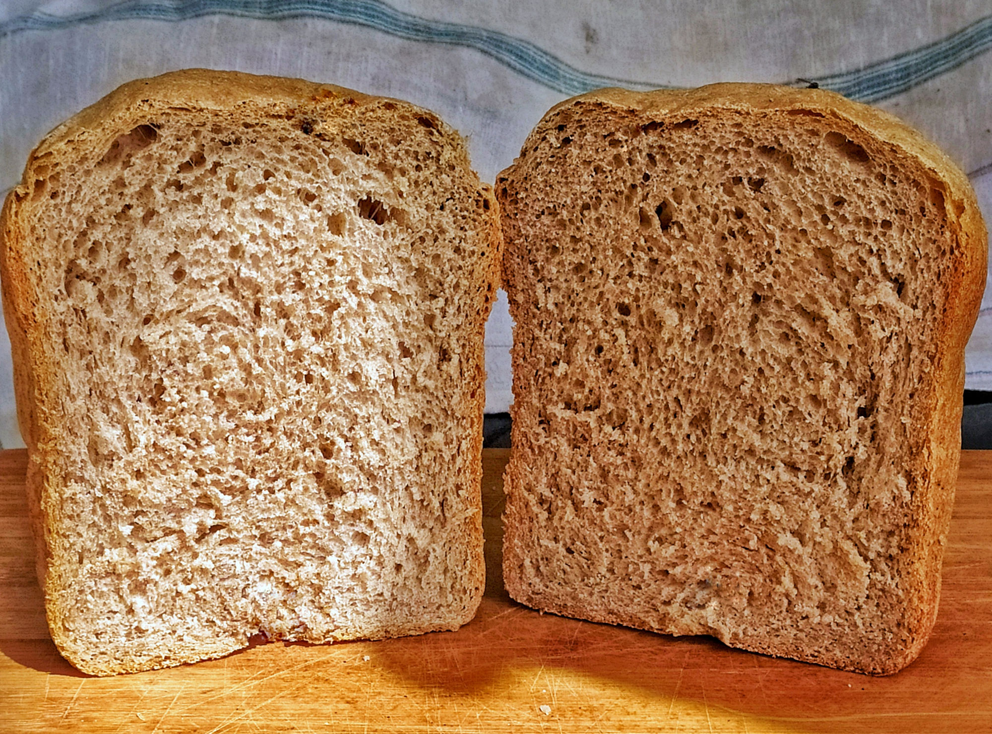 Хлебопечка рецепты с отрубями. Ржано-пшеничный хлеб с отрубями. Мука с отрубями для хлебопечки. Хлеб из цельнозерновой муки. Ржаной цельнозерновой хлеб.
