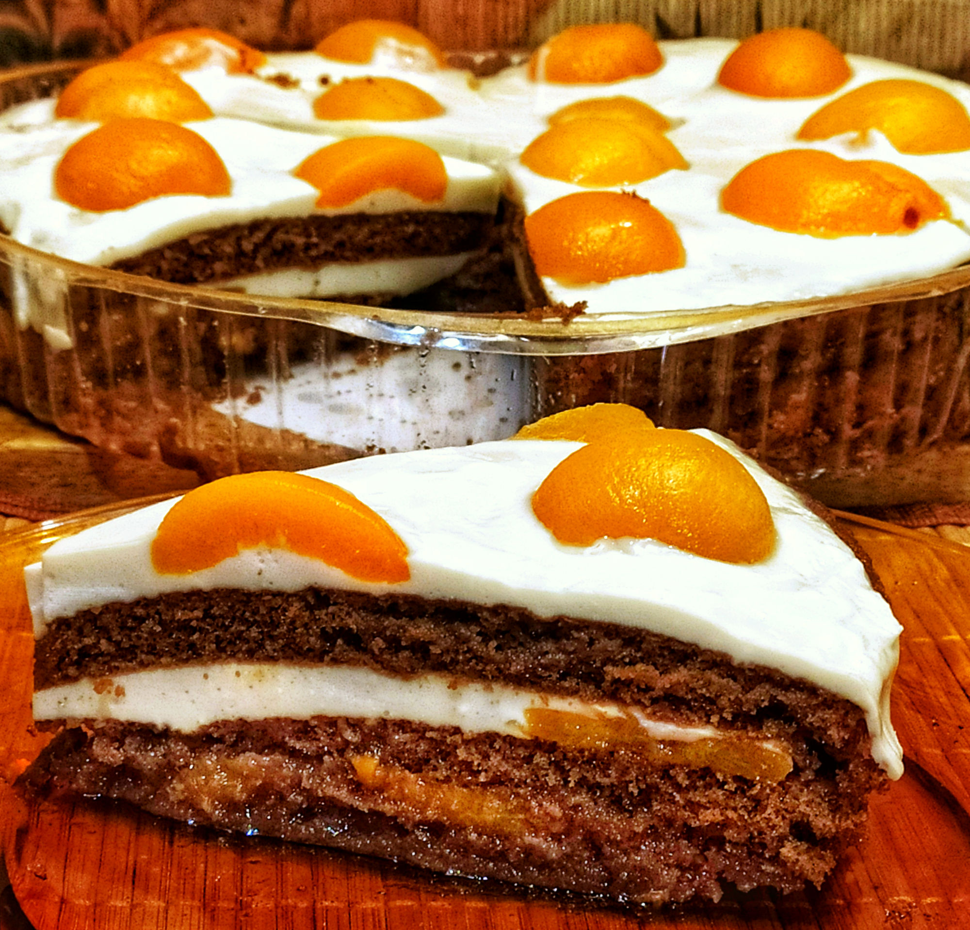 Бисквитный торт с абрикосами